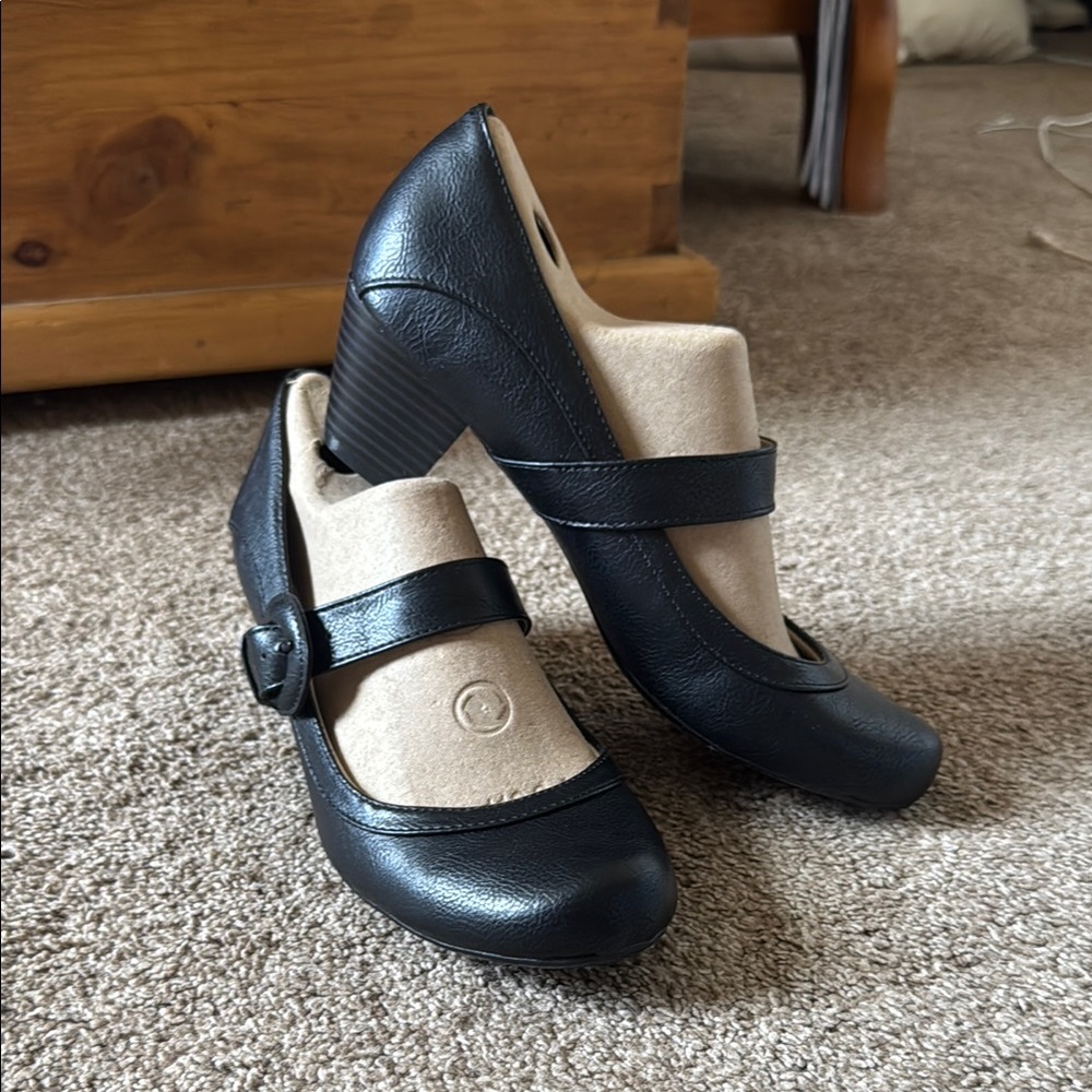 Flight attendant style, Life Stride Black Heels Classic Design. Brand new